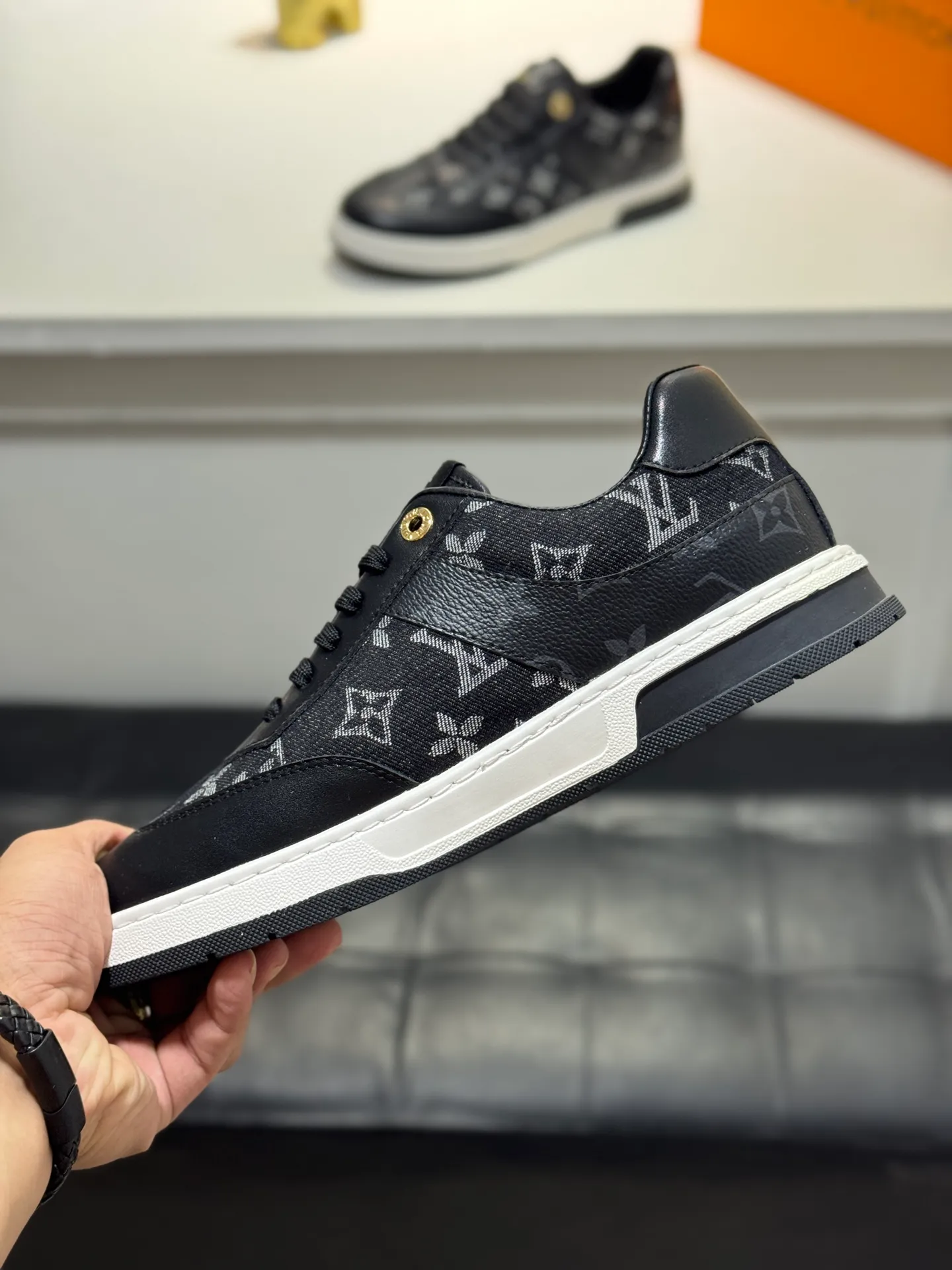 Men's shoes 💰400 [New style] 🐛🐛Top original order - Louis Vuitton®️ Trendy and fashionable yet low-key men's casual shoes, uppers made of LV denim spliced ​​with cowhide, comfortable and breathable, sheepskin lining, original rubber outsole, two colors available ~ a must-have for stylish men. Size: 38-44 (45 customized